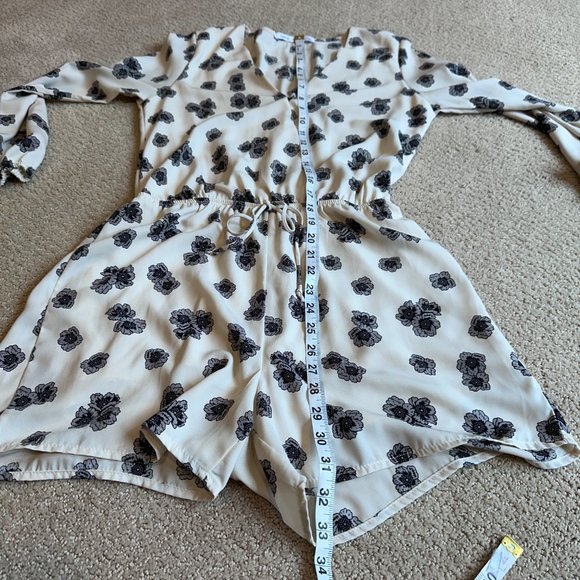 Fraiche by J Romper Surplice Wrap Top Cream Gray Floral Boho Long Sleeves SMALL - Picture 7 of 11